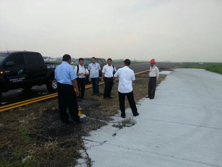 Shoulder Taxi Way Juanda